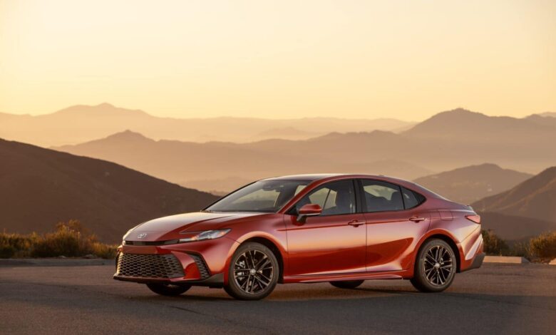 بررسی جامع تفاوت‌های تویوتا کمری و تویوتا لوین