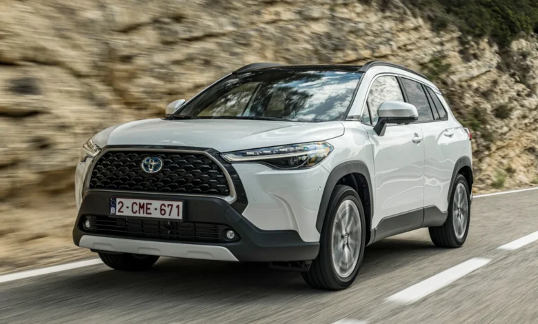 بررسی و مقایسه تویوتا کرولا کراس بنزینی و هیبریدی