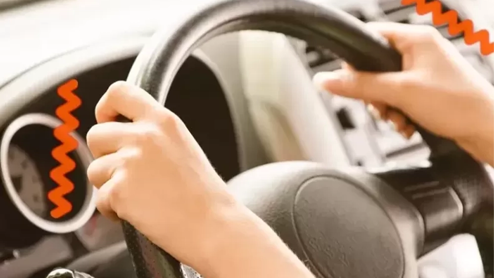 5 دلیل لرزش فرمان تویوتا کمری و راه‌حل‌های عیب‌یابی