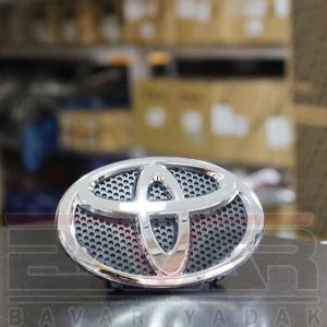 آرم جلو پنجره تویوتا راوفور RAV4 سال 2016